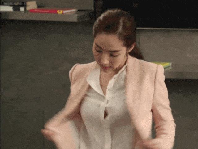 Người đẹp mắt suýt bung cúc áo ”vượt mặt” Song Hye Kyo