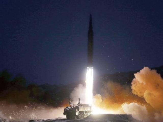 Tên lửa siêu vượt âm Triều Tiên gửi thông điệp ”lạnh người” tới chính quyền ông Biden?
