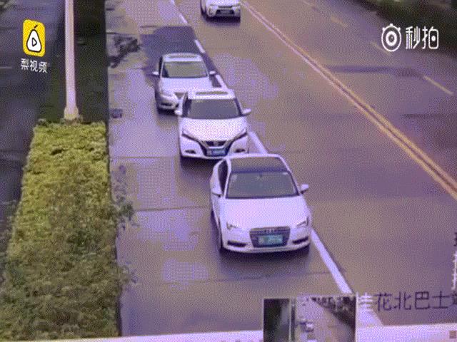 Video: Cần trục rơi xuống đè biến dạng chiếc Audi đang di chuyển, nam tài xế thoát chết thần kỳ