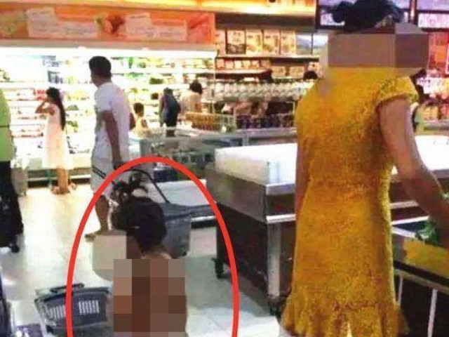 Mẹ sang chảnh dẫn con gái không mảnh vải che thân đi siêu thị gây bức xúc