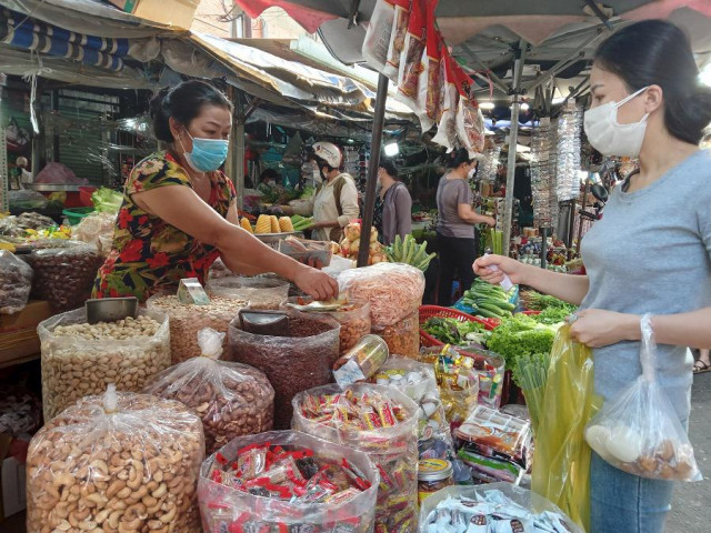 Nhộn nhịp mua đồ cúng ông Táo, một số mặt hàng không có để bán