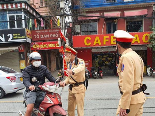 Hà Nội: Loạt tài xế nộp phạt, đi bộ về nhà sau lễ cúng ông Công, ông Táo