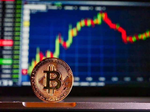 Lượng tìm kiếm Bitcoin, chứng khoán tăng ”sốc” trong năm COVID-19 thứ 2