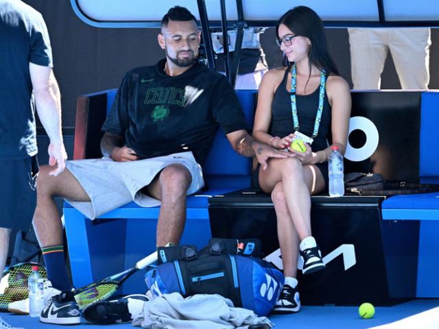 Kyrgios biến Australian Open như ”cái chợ”, âu yếm bạn gái trên sân