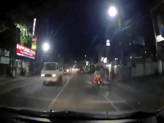 Video: Ngồi vắt vẻo trên xe máy, cậu bé ngã lộn xuống đường suýt bị ô tô tông trúng