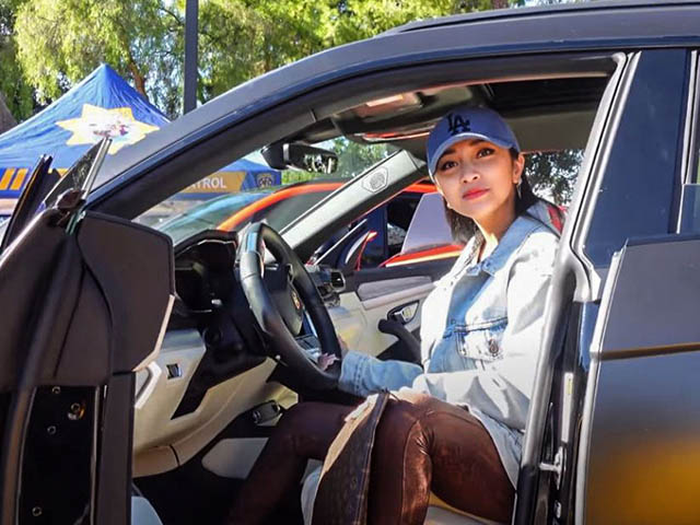 Người đẹp Jessie Lương mê mẩn trước vẻ đẹp của siêu xe SUV Urus