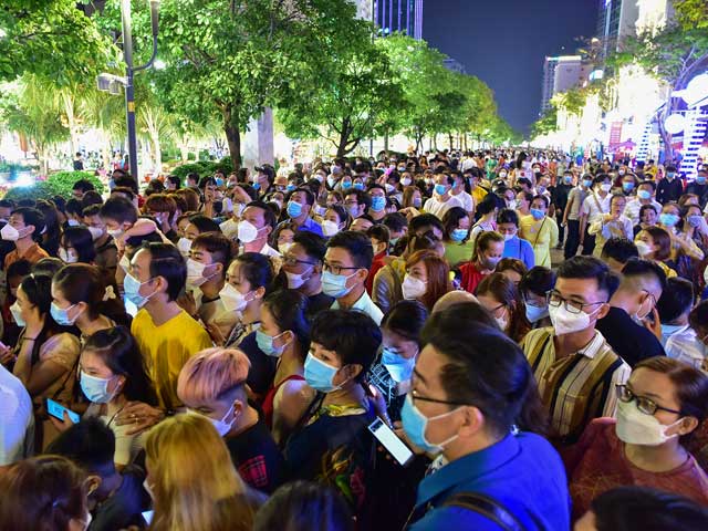 Hàng ngàn người chen chúc vui chơi tại đường hoa Nguyễn Huệ 2022