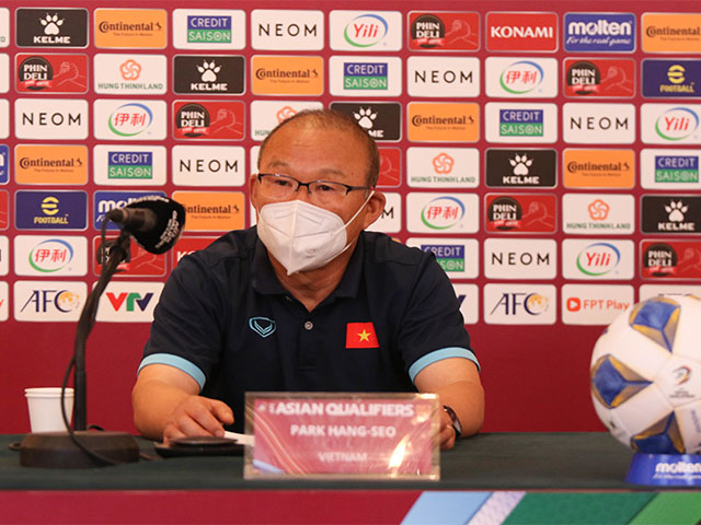 Họp báo Việt Nam đấu Trung Quốc: HLV Park Hang Seo xin lỗi người hâm mộ