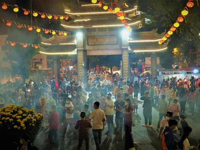 Video: Người dân xuống phố đón giao thừa, đi lễ chùa hái lộc đầu năm