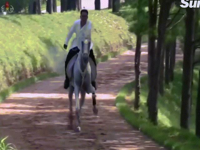 Chủ tịch Triều Tiên Kim Jong-un gây ấn tượng với cảnh cưỡi ngựa phi nước đại