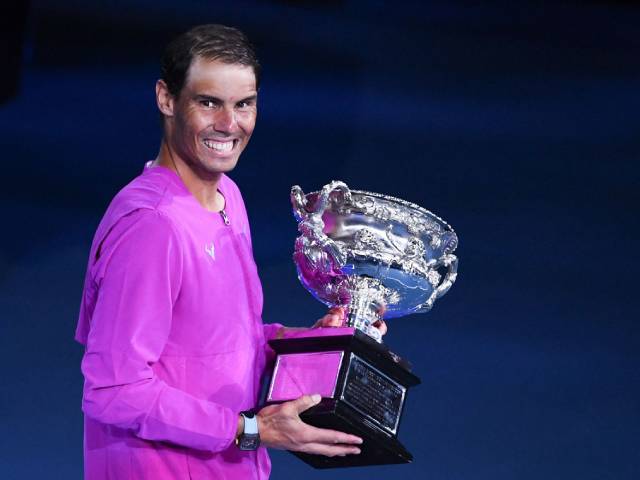 Nadal ngủ gật khi xem lại CK Australian Open, hé lộ phút gay cấn như phim