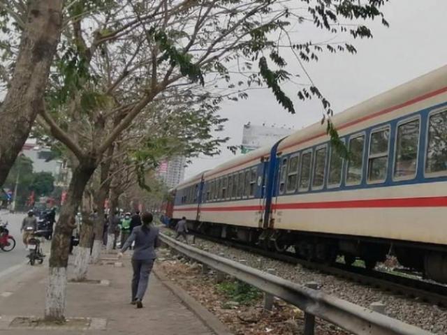 Hai mẹ con nghi nhảy vào tàu hoả tự tử trong sáng mùng 4 Tết