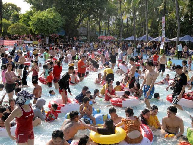 ”Biển người” chen nhau trong Công viên nước Đầm Sen để giải nhiệt ngày Mùng 4 Tết