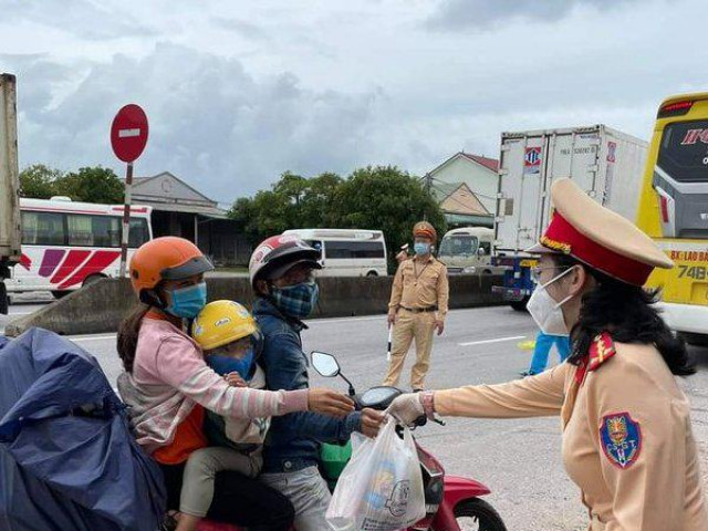 Chuyện CSGT trên cung đường đón người dân về quê tránh dịch