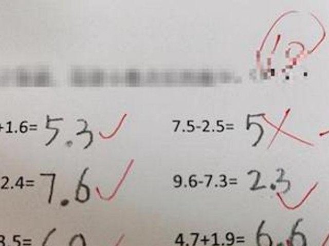 Bài toán 7.5 - 2.5 = 5 bị gạch sai, lời giải thích của cô giáo khiến ai cũng bất ngờ