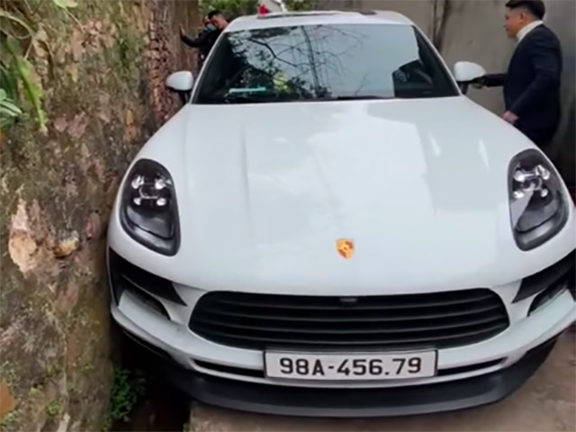 Nữ tài xế lái Porsche Macan ”chọn lối đi riêng” và cái kết