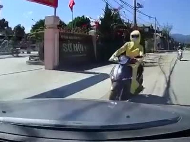 Clip: Ô tô bóp còi liên tục, nữ “ninja” đánh lái bất thành, tông thẳng đầu xe