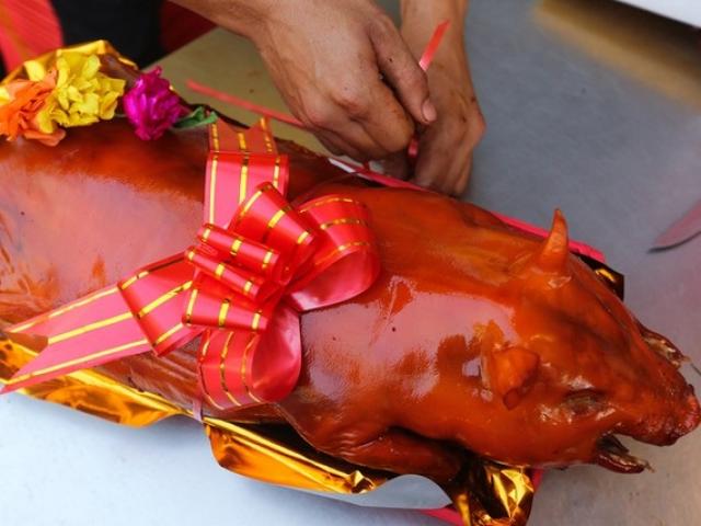 Thịt heo quay có giá nửa triệu đồng/kg, cửa hàng bán cả trăm con ngày vía Thần Tài