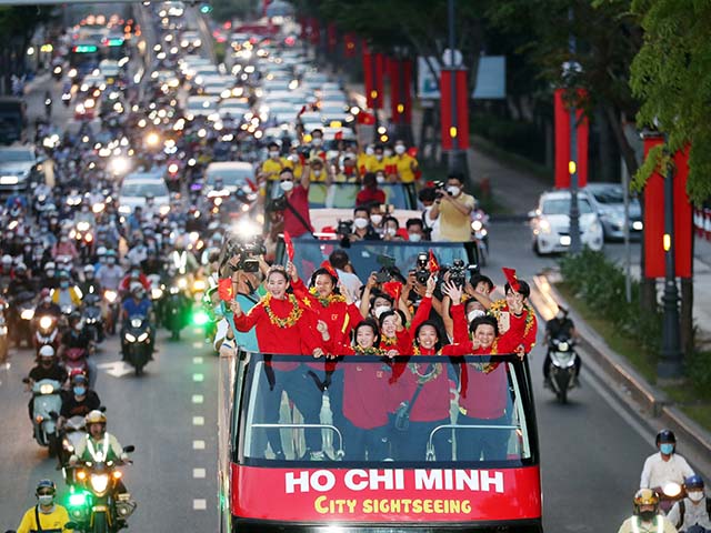 Người hùng ĐT nữ Việt Nam được chào đón hoành tráng chưa từng thấy ở TP.HCM