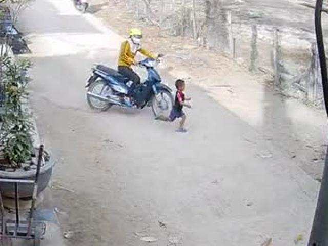 Clip: Nữ tài xế drift xe máy ”thần sầu” tránh đại họa tông cậu bé chạy qua đường