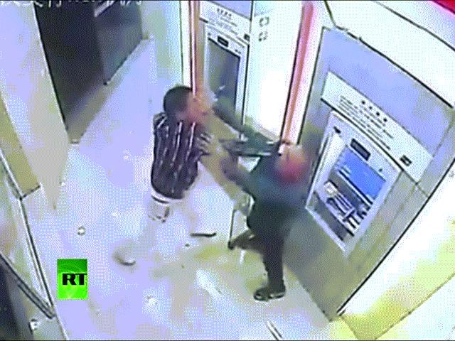 Video: Đi cướp gặp đúng 'cao thủ', nam thanh niên bị đấm gục ngay tại chỗ