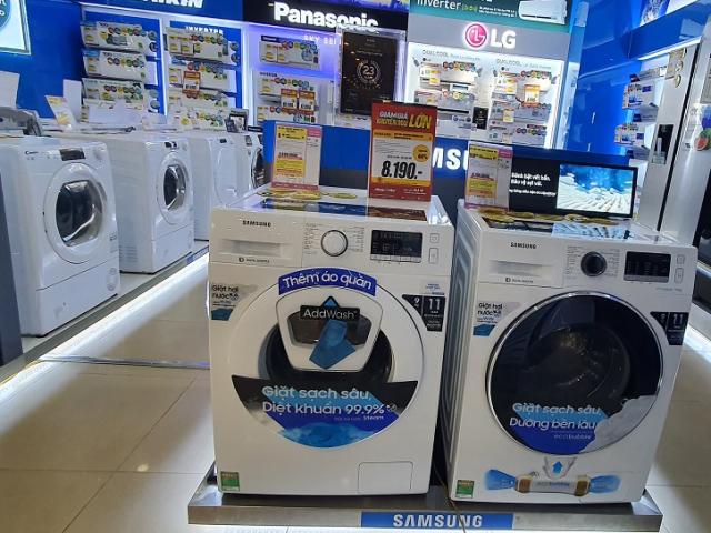 Hàng điện máy “ồ ạt” giảm giá đầu năm, máy giặt cửa ngang chỉ còn từ 5 triệu đồng/chiếc