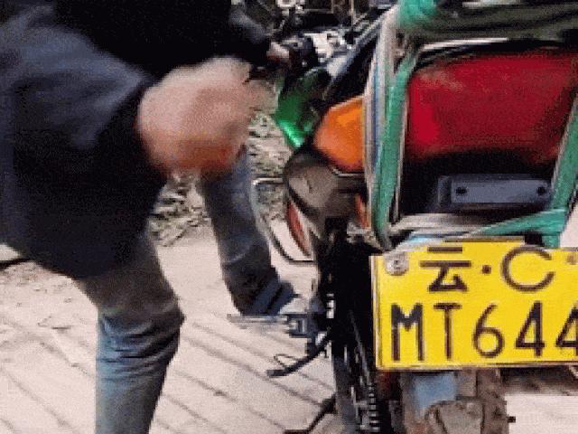Clip: Người đàn ông quấn xích vào lốp xe máy tăng sức mạnh xe bất ngờ