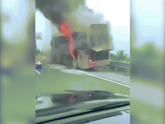 Clip: Xe giường nằm bốc cháy ngùn ngụt trên cao tốc Pháp Vân – Cầu Giẽ