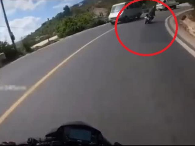 Clip: Ôm cua như tay đua trên đường đèo núi, “biker” lái xe raider tông ô tô kinh hoàng