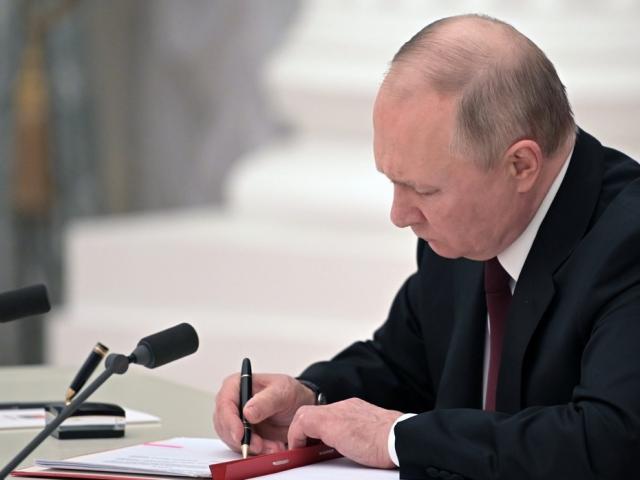 Ông Putin công nhận độc lập, ra lệnh đưa quân vào hai tỉnh ly khai Ukraine