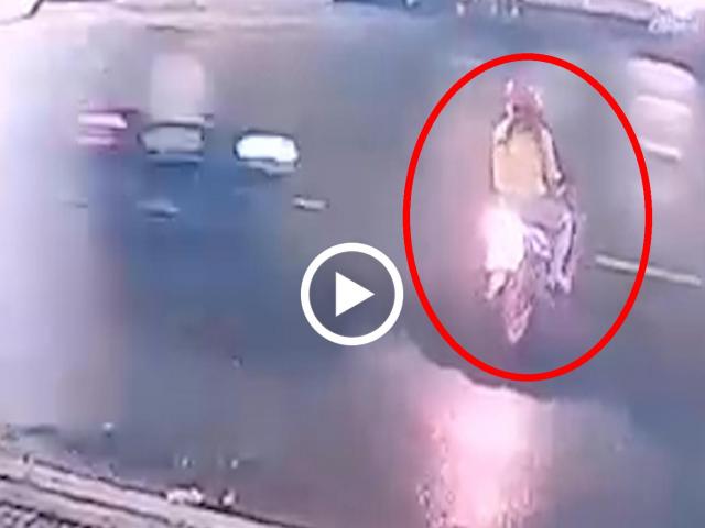 Clip: Phóng xe “bạt mạng” húc bay xe đôi nam nữ, 3 người đi xe máy gặp họa kinh hoàng