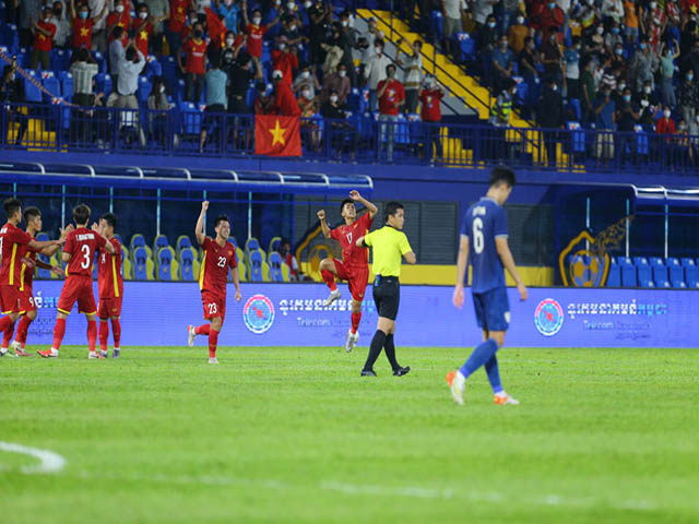 Trung Thành U23 Việt Nam lập siêu phẩm đá phạt trước U23 Thái Lan