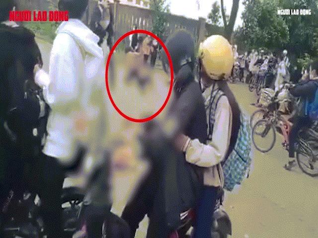 Clip: Một nữ sinh bị bạo hành, đập đầu xuống đất ngay giữa đường phố Đà Nẵng