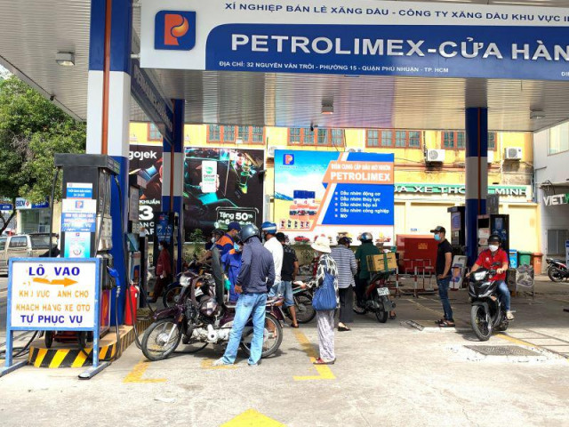 Giá dầu vọt lên 102 USD/thùng, giá xăng Việt sẽ còn tăng