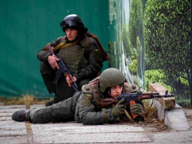 Ảnh: Ukraine bài binh bố trận ở Kiev để ”nghênh đón” quân Nga