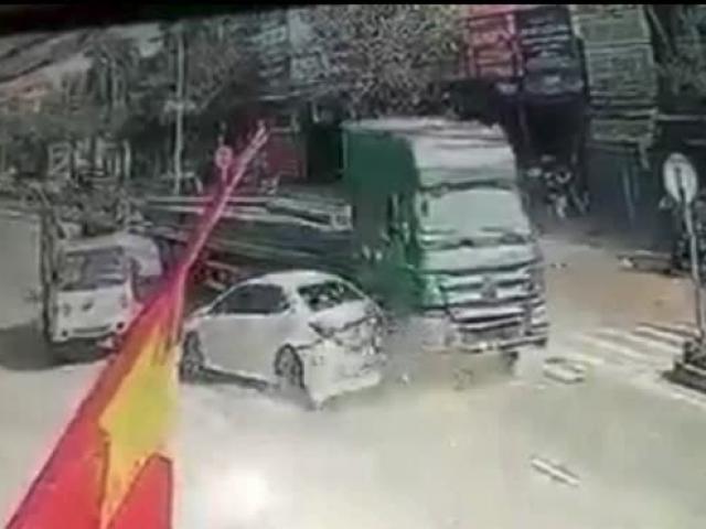 Clip: 2 ô tô bị tông “bầm dập” vì xe tải chạy mất kiểm soát