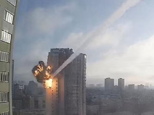 Ảnh: Thủ đô Kiev của Ukraine sau một ngày giao tranh khốc liệt