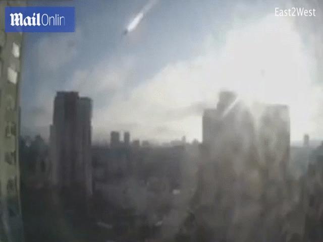 Video: Tên lửa bắn trúng tòa nhà ở thủ đô Ukraine