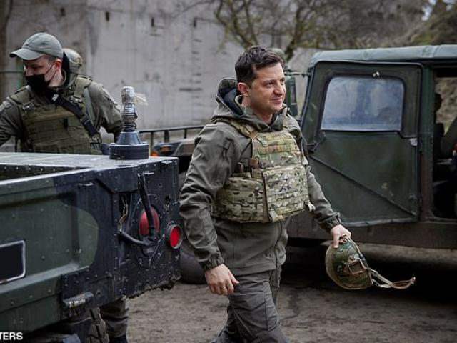 Sự thật bức ảnh Tổng thống Ukraine mặc áo chống đạn ”ra vùng chiến sự”