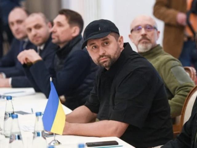 Người đàn ông đội mũ lưỡi trai ngồi giữa bàn đàm phán Nga – Ukraine là ai?