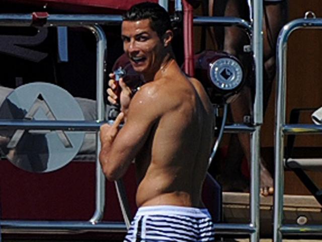 Ronaldo khoe clip nhạy cảm, vô tư ”tắm tiên” trước 700.000 fan theo dõi