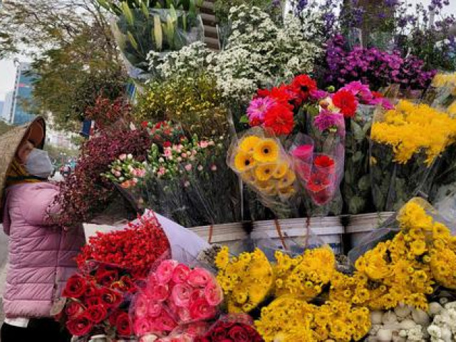 Lao đao vì COVID-19, thị trường hoa tươi ngày 8/3 cạnh tranh với vật tư y tế để duy trì ''chỗ đứng''