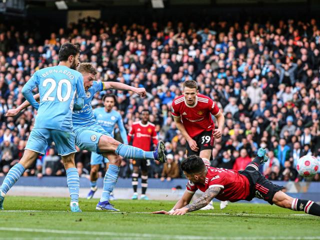 Man City hạ MU: De Bruyne - Mahrez rực rỡ, Maguire tấu hài có kỷ lục buồn