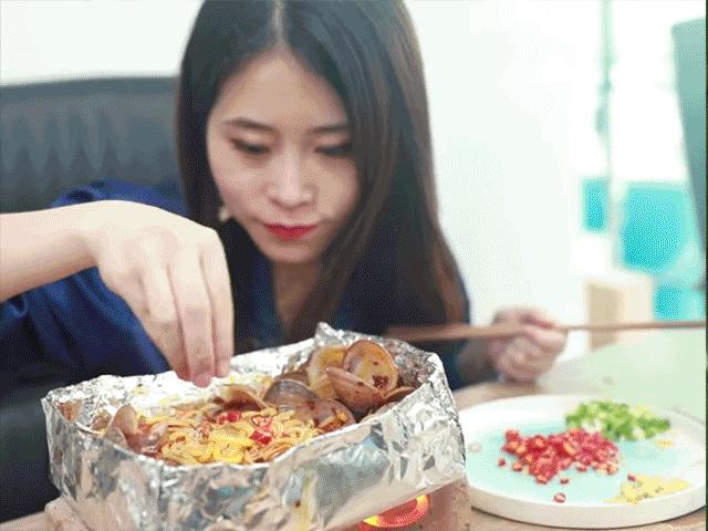 Chế cục gạch thành bếp nấu mì cực độc như thánh ăn công sở