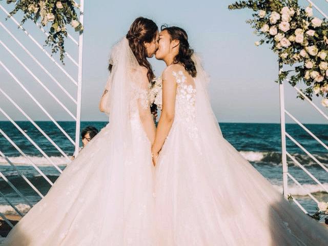 Hai cô gái từng là tình địch tổ chức đám cưới đẹp như mơ giữa bãi biển