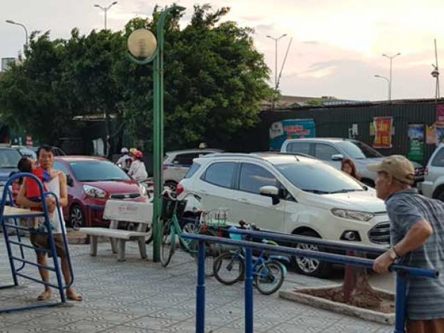 Hà Nội: Giải tỏa bãi xe vi phạm, ô tô đỗ tràn lòng đường