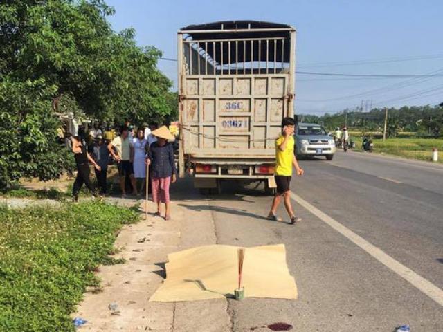 Hai vợ chồng thai phụ sắp sinh tử nạn: Xe tải chạy lấn làn