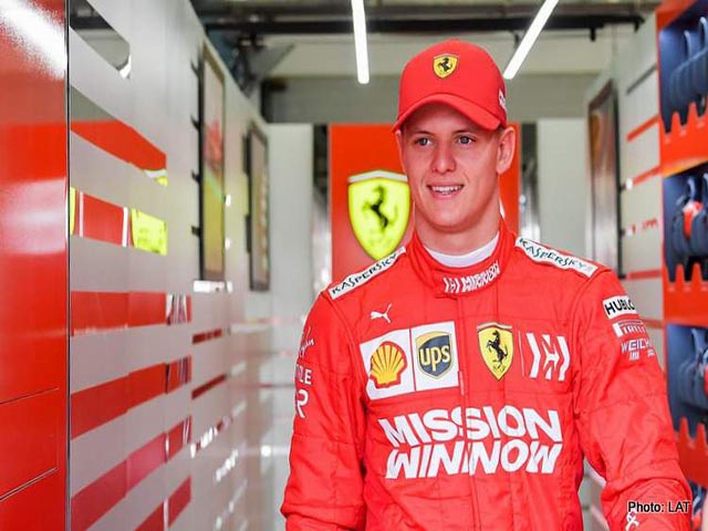 Làng F1 xôn xao: Schumacher ”cưỡi” Ferrari gợi nhớ thời hoàng kim