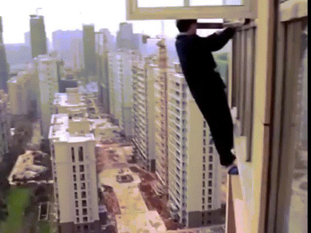 Cái kết của thanh niên đi ăn trộm trèo qua cửa sổ chung cư tầng 23