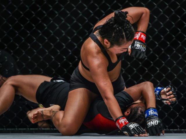 MMA số 1 châu Á: Mỹ nhân gốc Việt cùi chỏ đối thủ không trượt phát nào